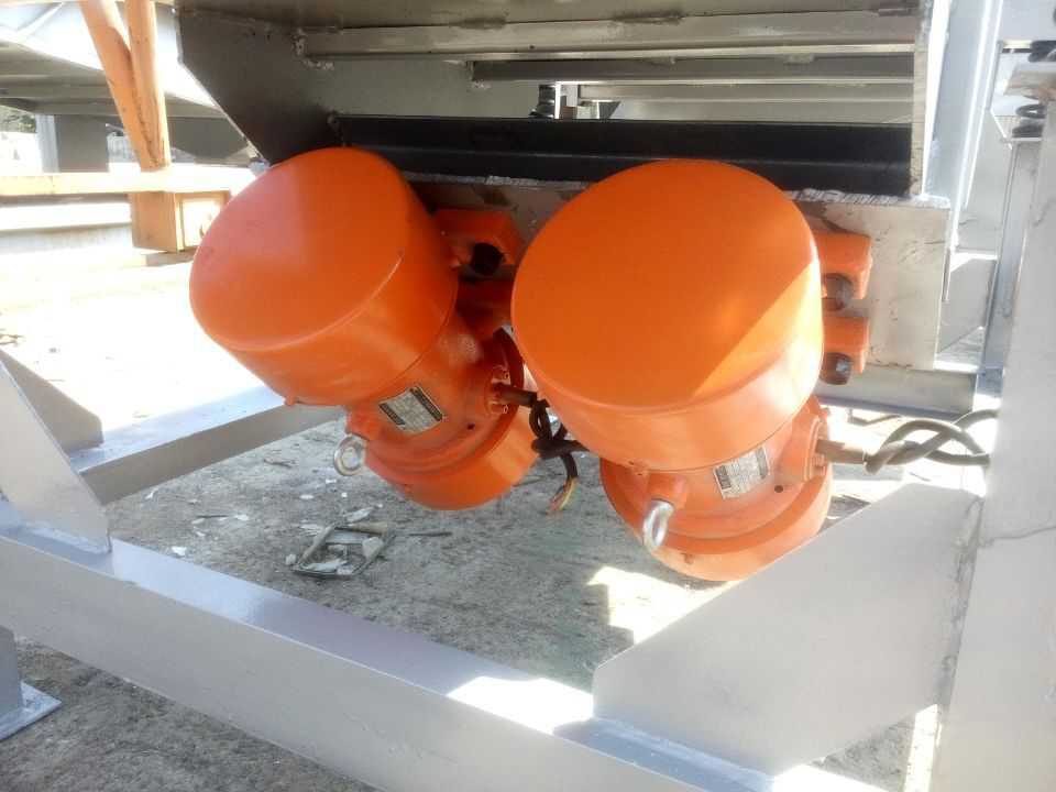振動(dòng)電機(jī)在振動(dòng)篩上的位置